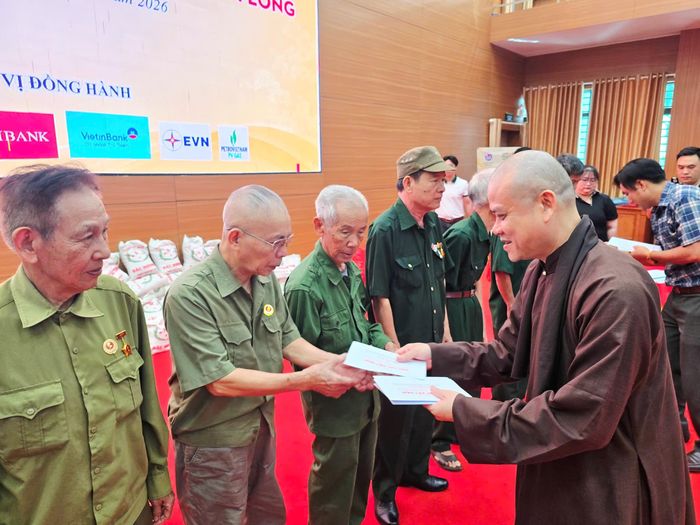 Thượng tọa Thích Nguyên Toàn trao những phần quà nghĩa tình tới các thương binh, bệnh binh, lan tỏa tinh thần “Uống nước nhớ nguồn”, tri ân những người đã cống hiến cho Tổ quố