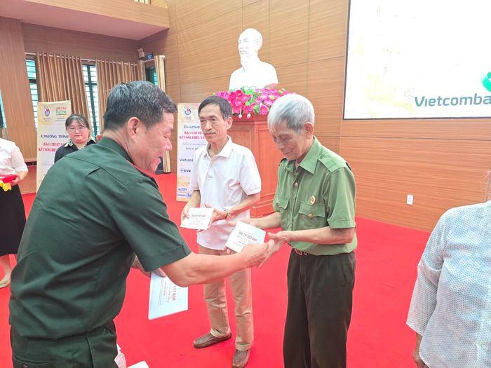 Thiếu tướng Văn Ngọc Quế, Phó Chủ nhiệm Chính trị Bộ đội Biên phòng trao quà tới các thương binh, bệnh binh và gia đình chính sách, thể hiện sự quan tâm, sẻ chia của cộng đồng đối với người có công 