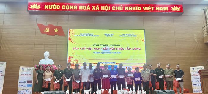 Đại diện lãnh đạo và Ban Tổ chức trao những phần quà ý nghĩa tới các gia đình có hoàn cảnh khó khăn trên địa bàn xã Vị Xuyên