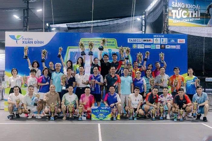 Hơn 100 vận động viên đến từ các cơ quan, đơn vị và người dân trên địa bàn phường Xuân Đỉnh cùng lưu giữ khoảnh khắc tại giải đấu