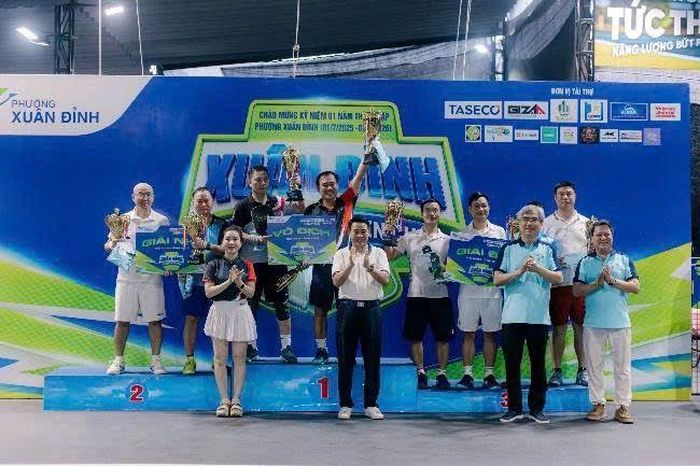 Ông Nguyễn Thường Sơn - Phó Bí thư Đảng ủy - Chủ tịch UBND phường (áo xanh đen) trao giải và chụp ảnh lưu niệm cùng các VĐV
