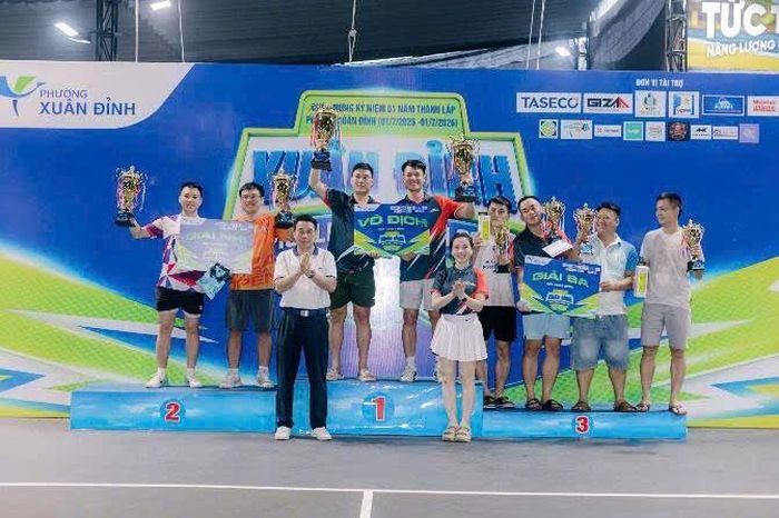 Bà Bùi Thị Lan Phương - Phó Bí thư thường trực Đảng ủy Phường trao giải cho các VĐV