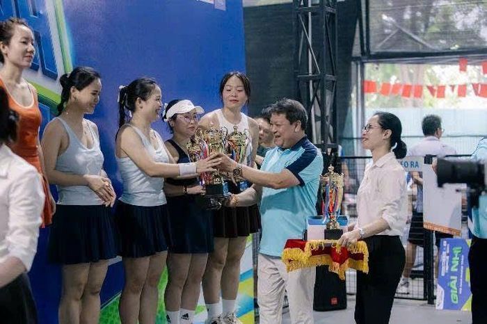 Lãnh đạo Phường Xuân Đỉnh trao giải và chụp ảnh lưu niệm cùng các VĐV