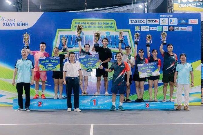 Ông Nguyễn Tiến Thành - Bí thư đảng ủy - Chủ tịch HĐND Phường (áo trắng) trao giải cho các vận động viên