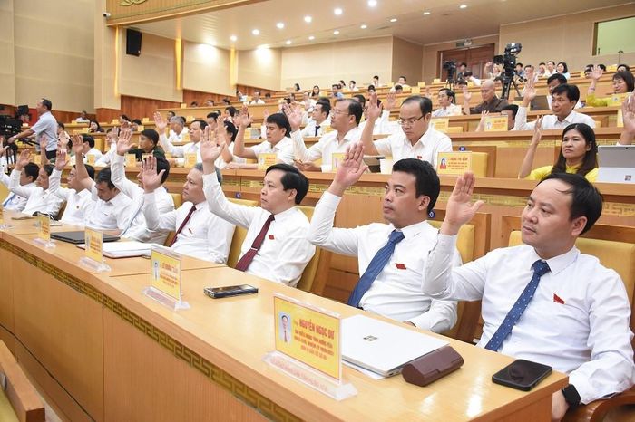 Đại biểu HĐND tỉnh biểu quyết thông qua các nghị quyết tại kỳ họp. Ảnh: Lê Hiếu