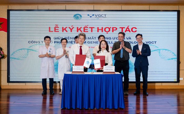 PGS.TS Phạm Ngọc Đông - Giám đốc Bệnh viện Mắt Trung ương và TS. Đặng Thị Tươi - Phó Tổng giám đốc VGCT ký kết hợp tác chiến lược