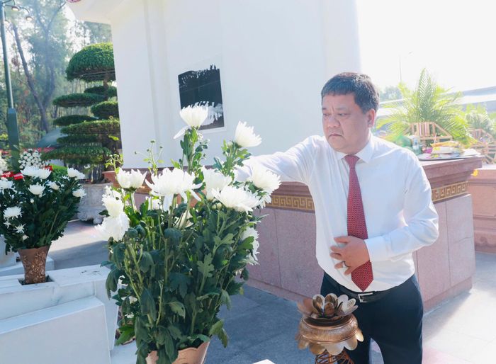 Bí thư Tỉnh ủy Trần Phong dâng hoa tại khu mộ 10 nữ Anh hùng Liệt sĩ thanh niên xung phong