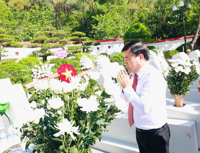 Chủ tịch Lâm Đông dâng hoa tại khu mộ 10 nữ Anh hùng Liệt sĩ thanh niên xung phong.