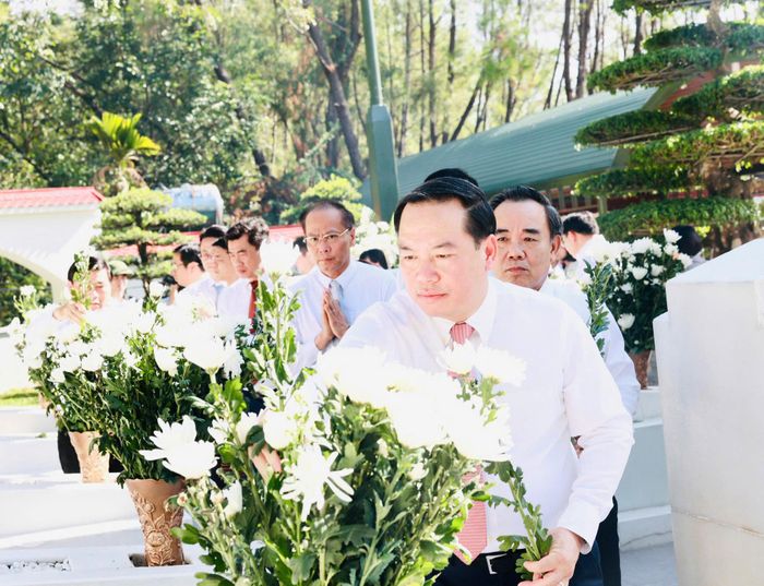 Phó Bí thư Thường trực Tỉnh ủy Hồ Xuân Trường và các đại biểu dâng hoa tại khu mộ 10 nữ Anh hùng Liệt sĩ thanh niên xung phong.