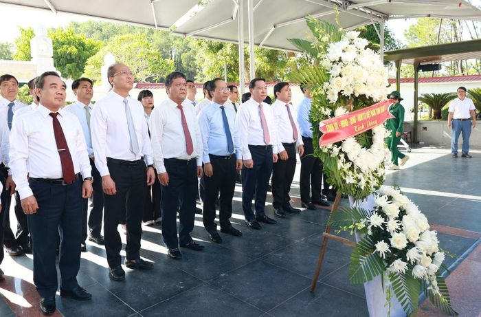 Đoàn công tác tỉnh Khánh Hòa dâng hoa tại phần mộ 10 nữ Anh hùng Liệt sĩ thanh niên xung phong