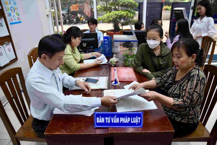 Tư vấn miễn phí cho người dân tại UBND phường Xóm Chiếu. Ảnh: Minh Tâm
