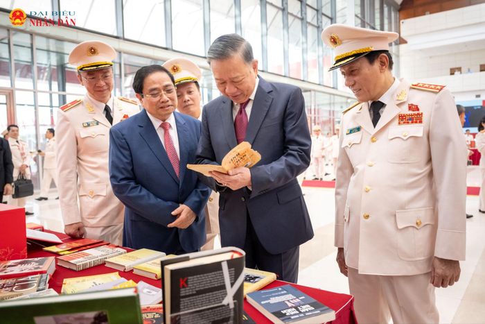 Tổng Bí thư, Chủ tịch nước Tô Lâm; nguyên Thủ tướng Chính phủ Phạm Minh Chính và các đại biểu tham quan triển lãm sách, ảnh và một số sản phẩm công nghiệp an ninh. Ảnh: Phạm Thắng