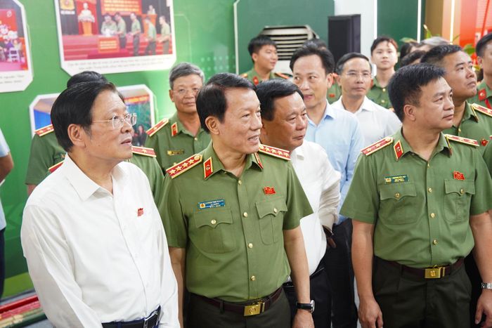 Tại triển lãm, các đại biểu được nghe giới thiệu về những tư liệu, hình ảnh, hiện vật tiêu biểu phản ánh những dấu mốc quan trọng, chiến công xuất sắc và sự hy sinh thầm lặng của các thế hệ cán bộ, chiến sĩ An ninh nhân dân trong sự nghiệp bảo vệ an ninh quốc gia, giữ gìn cuộc sống bình yên của nhân dân.