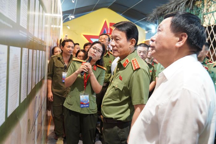 Mô hình “Những lá thư thời chiến”, được xây dựng từ những lá thư của các thế hệ cán bộ, chiến sĩ Công an nhân dân trong kháng chiến, đã để lại nhiều xúc động cho Bộ trưởng Lương Tam Quang và các đại biểu.