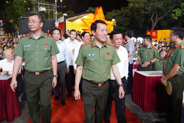 Sự hoạt động tham quan, các đại biểu tham dự chương trình Gala “Tổ quốc bình yên”.