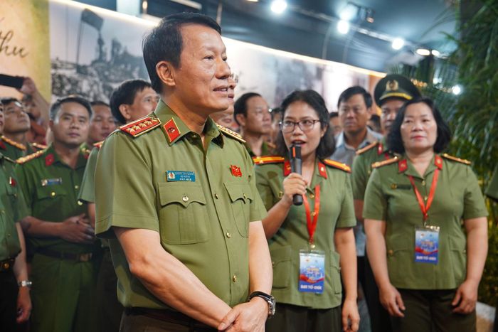 Đặc biệt, các không gian trải nghiệm tương tác về bảo vệ dữ liệu cá nhân, nhận diện và phòng, chống lừa đảo trên không gian mạng, bảo đảm an ninh mạng, ứng dụng AI trong công tác nghiệp vụ… đã thu hút sự quan tâm của đông đảo người dân và du khách.