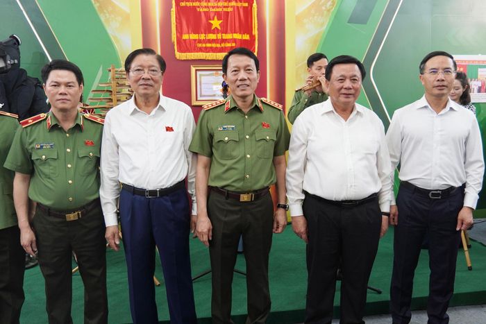 Tham dự triển lãm cùng Đại tướng Lương Tam Quang, Ủy viên Bộ Chính trị, Bộ trưởng Bộ Công an có các đồng chí: Nguyễn Xuân Thắng, Ủy viên Bộ Chính trị khóa XIII, Chủ tịch Hội đồng Lý luận Trung ương; Phan Đình Trạc, nguyên Ủy viên Bộ Chính trị, nguyên Trưởng Ban Nội chính Trung ương.