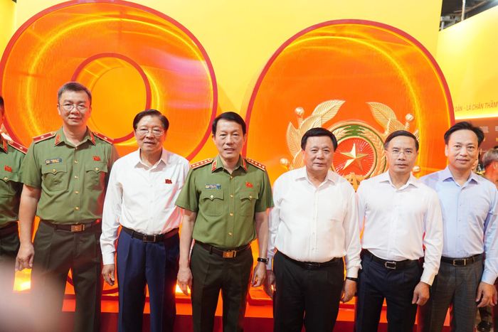 Các đại biểu chụp ảnh lưu niệm tại chương trình.
