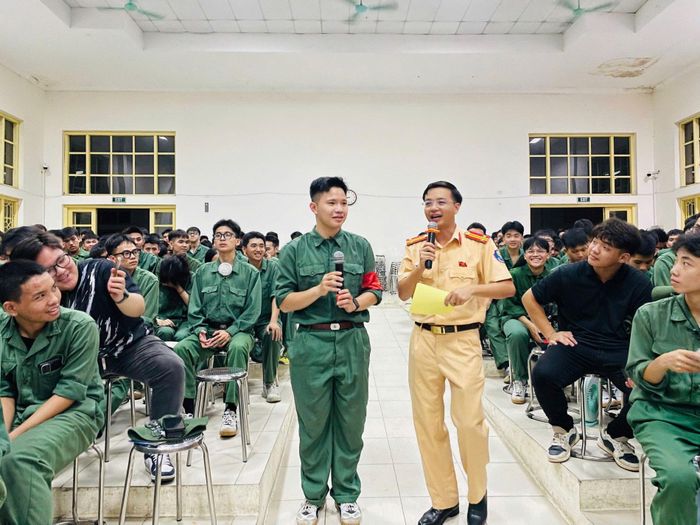 Cán bộ Phòng CSGT trực tiếp truyền đạt kiến thức pháp luật về TTATGT (Ảnh: Phòng CSGT, Công an tỉnh Thái Nguyên)