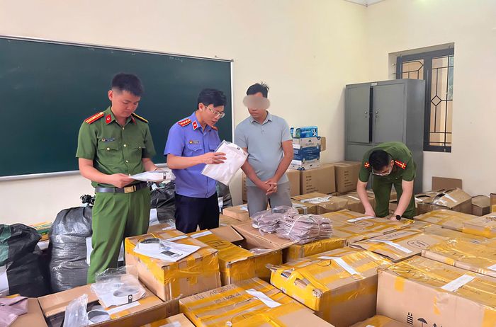 Lực lượng chức năng tiến hành kiểm tra số hàng hóa làm giả (Ảnh Công an Sơn La).
