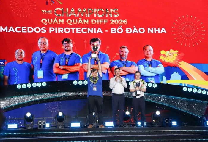 Ông Lê Ngọc Quang, Bí thư Thành ủy Đà Nẵng (giữa) trao cúp và tặng hoa chúc mừng đội Quán quân và Á quân DIFF 2026