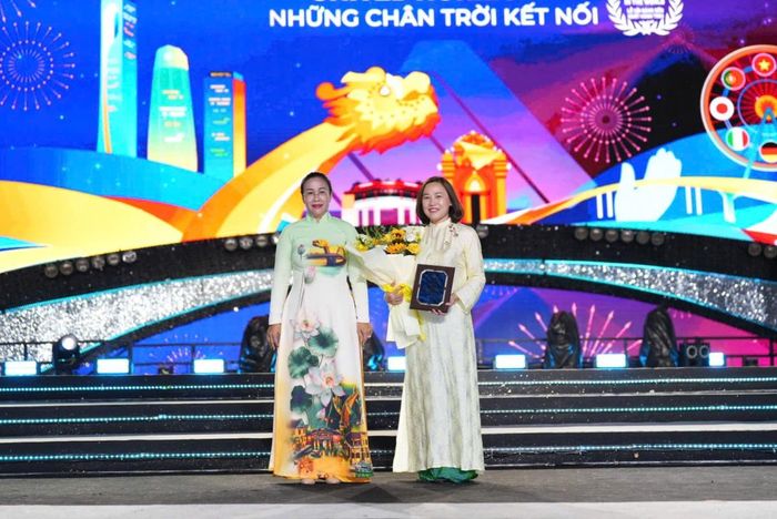 Lãnh đạo UBND TP. Đà Nẵng trao Giấy chứng nhận “Đơn vị tài trợ và tổ chức DIFF 2026” cho Tập đoàn Sun Group.