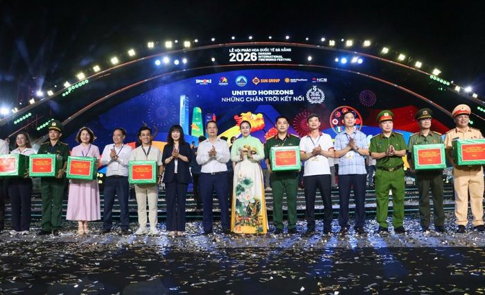 Lãnh đạo TP. Đà Nẵng tặng quà cho các lực lượng tham gia lễ hội DIFF 2026