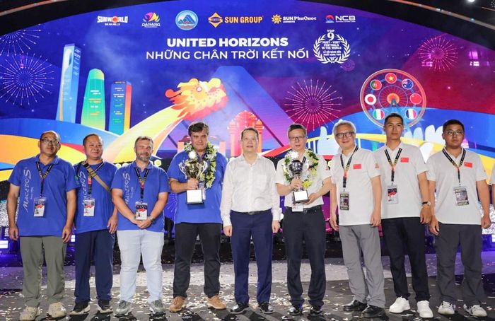 Ông Nguyễn Mạnh Hùng, Chủ tịch UBND TP. Đà Nẵng (giữa) chụp ảnh lưu niệm cùng đội Quán quân và Á quân DIFF 2026