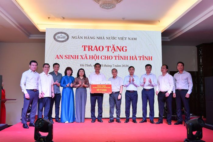 Thống đốc Phạm Đức Ấn, Phó Thống đốc Phạm Thanh Hà và Lãnh đạo tỉnh Hà Tĩnh, lãnh đạo các NHTM, Bảo hiểm Tiền gửi Việt Nam chứng kiến Lễ trao tặng giữa Phó Thống đốc Thường trực Đoàn Thái Sơn và Chủ tịch Ủy ban Mặt trận Tổ quốc tỉnh Hà Tĩnh Nguyễn Thành Đồng. (Ảnh: Đức Khanh)