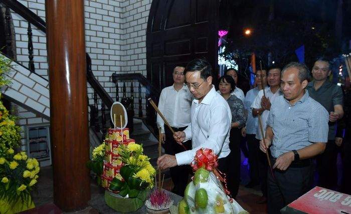 Thống đốc Phạm Đức Ấn cùng Đoàn công tác dâng hương các Anh hùng Liệt sĩ tại Di tích lịch sử đặc biệt Thành cổ Quảng Trị. (Ảnh: Đức Khanh).