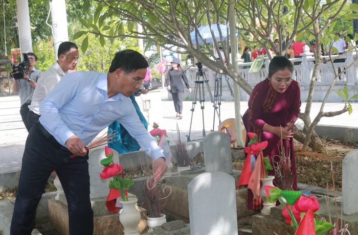 Thống đốc Phạm Đức Ấn cùng đại diện chính quyền tỉnh Nghệ An thắp hương cho các Anh hùng liệt sĩ tại Nghĩa trang Liệt sĩ quốc tế Việt - Lào.