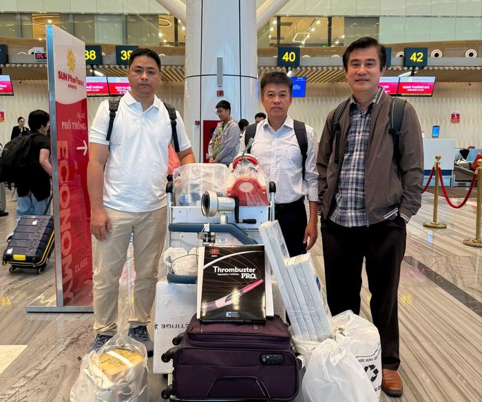 Ê kíp bác sĩ Bệnh viện Chợ Rẫy chuẩn bị bay lúc 5h sáng nay.