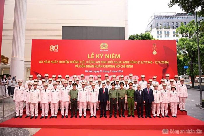 Chủ tịch Quốc hội Trần Thanh Mẫn và các đồng chí lãnh đạo Bộ Công an, lãnh đạo, cán bộ chiến sĩ lực lượng An ninh đối ngoại tại lễ kỷ niệm 80 năm Ngày truyền thống và đón nhận Huân chương Hồ Chí Minh.