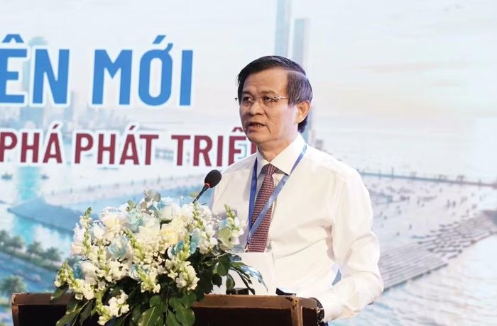Ủy viên Bộ Chính trị, PGS.TS. Đoàn Minh Huấn, Giám đốc Học viện Chính trị quốc gia Hồ Chí Minh phát biểu tại hội thảo.