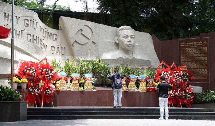 Nhiều bạn trẻ đến thành kính thắp hương trước Tượng đài Cố Tổng Bí thư Trần Phú, bên trong Công viên Lê Thị Riêng.