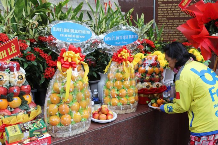  Chị Nguyễn Trịnh Phương Thanh chuẩn bị đồ lễ. 