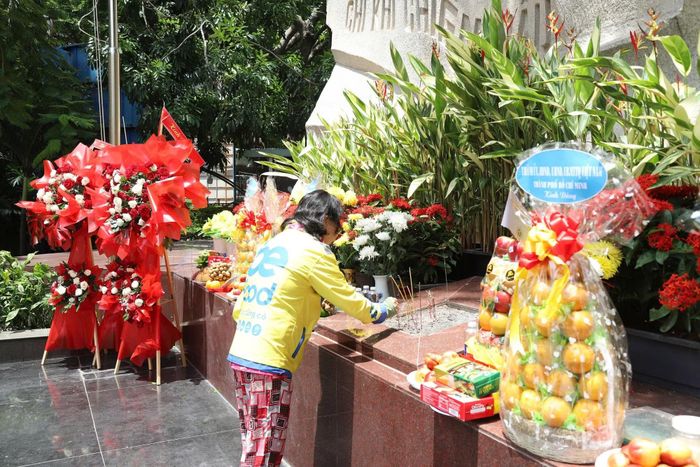 Chị Nguyễn Trịnh Phương Thanh cùng người bạn của mình thành kính dâng hương.