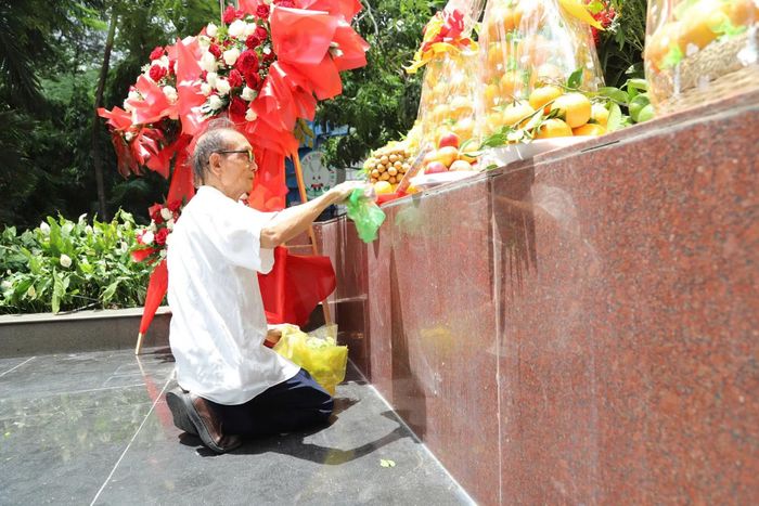 Cựu chiến binh Lê Văn Nhi lặng lẽ chuẩn bị đồ lễ.