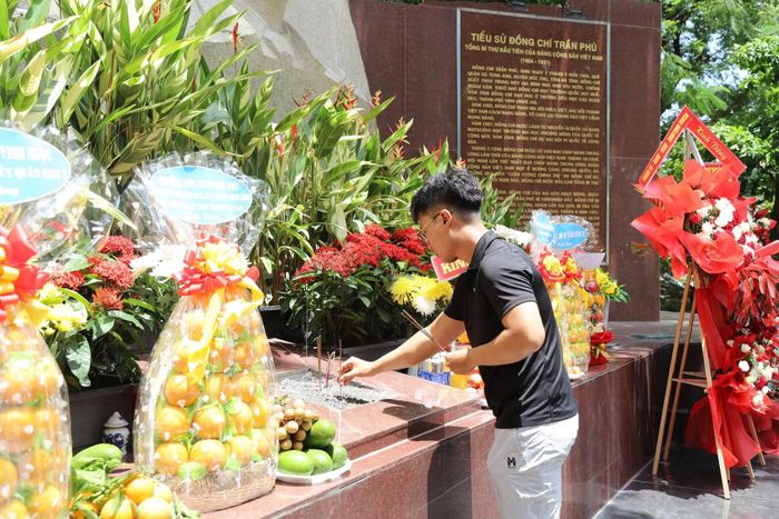 Những nén hương được người dân thành kính thắp lên như lời tri ân gửi đến những người đã ngã xuống vì độc lập, tự do của Tổ quốc.