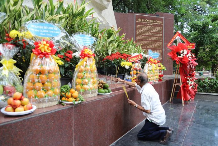 Cựu chiến binh Lê Văn Nhi dâng hương tại Tượng đài Cố Tổng Bí thư Trần Phú.