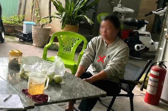 Đối tượng nữ tổ chức cá độ bóng đá bị bắt quả tang.