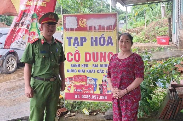 Công an xã Bom Bo hướng dẫn chủ tiệm tạp hóa xóa QR và đường link trang cá cược trên biển hiệu.