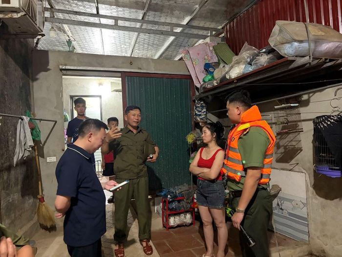 Công an xã Hoàng Vân phối hợp với các đơn vị chức năng vận động 6 hộ gia đình có nguy cơ sạt lở cao nhất, khẩn trương sơ tán đến nơi an toàn.