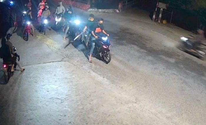 Các đối tượng mang theo hung khí gây rối trên đường.