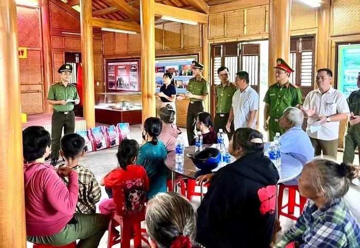 Cán bộ Công an tuyên truyền, vận động người dân ở phường Phong Điền tích cực tham gia phong trào Toàn dân bảo vệ An ninh Tổ quốc.