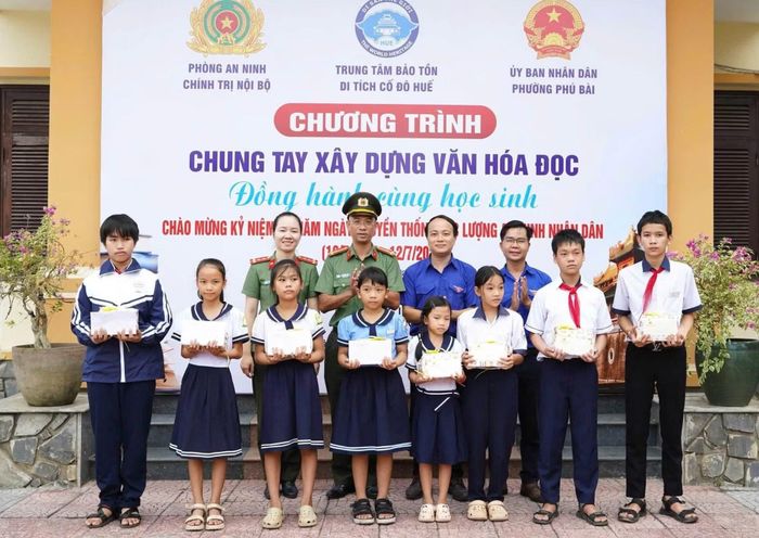 Phòng An ninh chính trị nội bộ Công an TP Huế cùng các đơn vị tặng quà cho học sinh nghèo hiếu học ở phường Phú Bài.