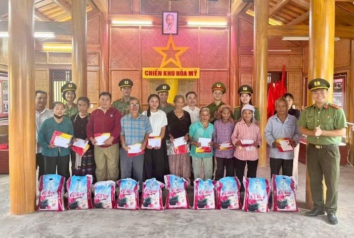 Chi đoàn cơ sở Phòng An ninh nội địa và Phòng Tham mưu Công an TP Huế tặng quà cho gia đình chính sách ở phường Phong Điền.