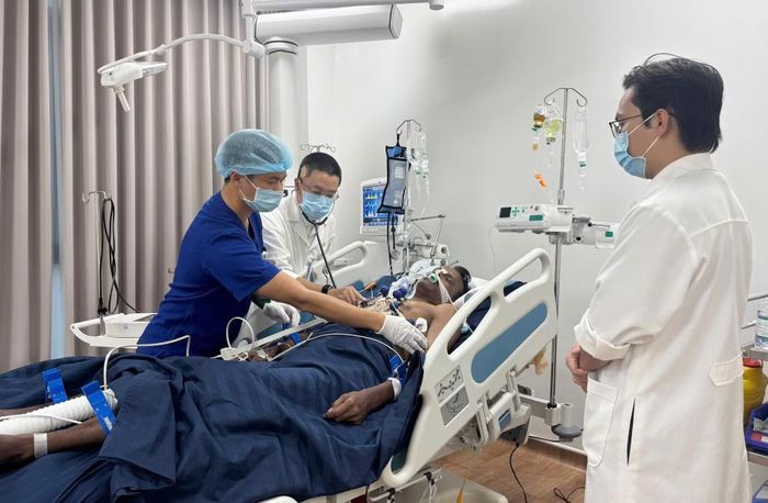 Các bác sĩ nỗ lực cứu chữa, chăm sóc y tế cao nhất cho du khách.