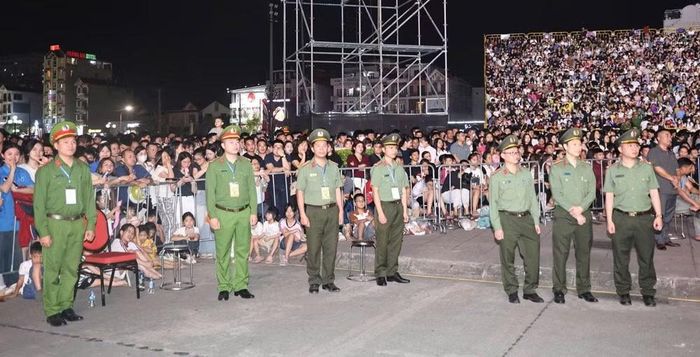 Các cán bộ an ninh phối hợp bảo vệ an toàn sự kiện.