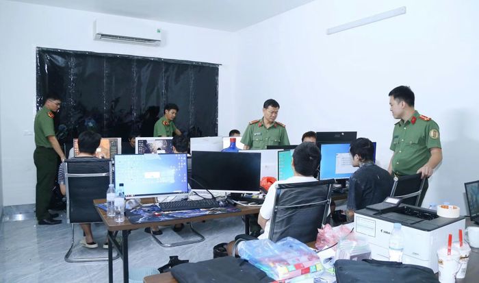 Các cán bộ An ninh Công an tỉnh Bắc Ninh bắt giữ 11 đối tượng người Trung Quốc lừa đảo công dân Pháp qua mạng